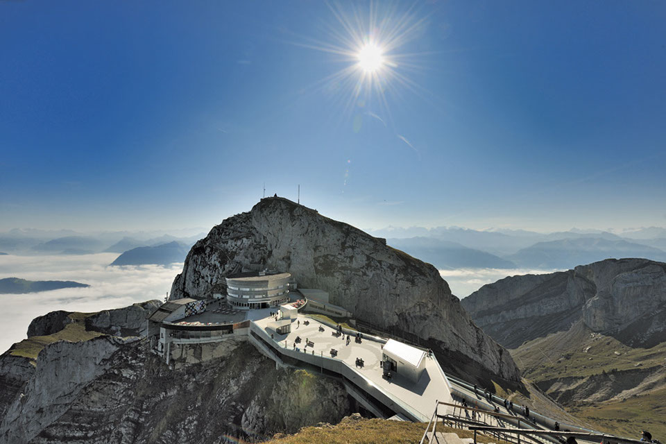 Das Hotel auf dem Gipfel des Pilatus mit Aussichtsplattform