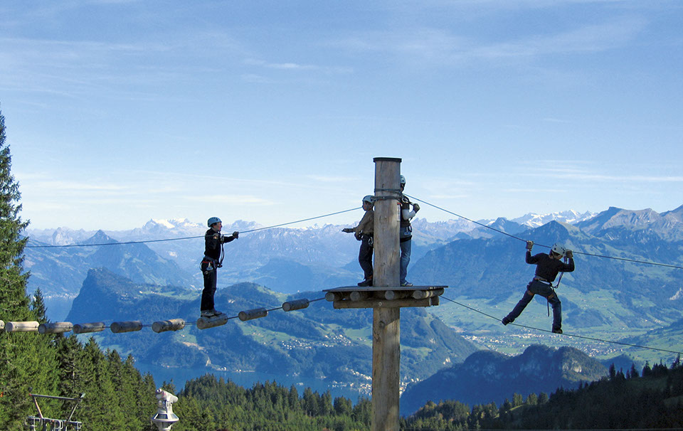 Vier Kletterer auf dem Pilatus Seilpark
