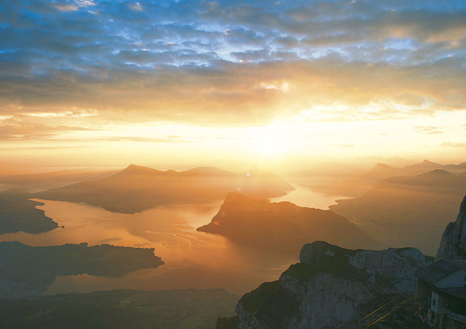 Eine wunderschöne Abendstimmung über dem Vierwaldstättersee während des Sonnenuntergangs