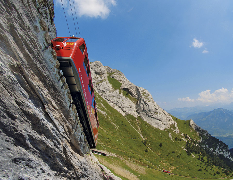 Die Zahnradbahn der Pilatus Bahnen fährt den steilen Pilatus hoch